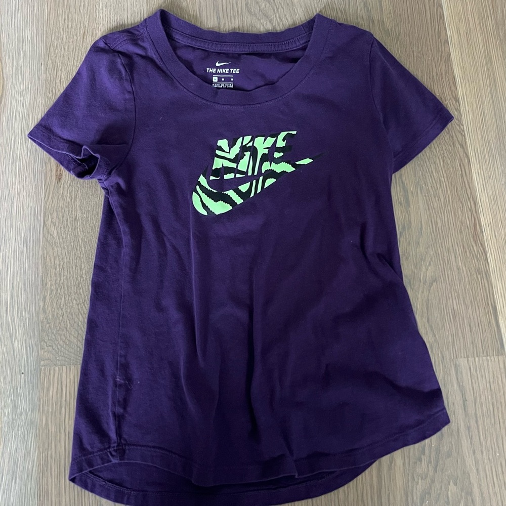 NIKE NSW Tee Scoop RTL. Size Medium (10/12). Color: Grand Purple.